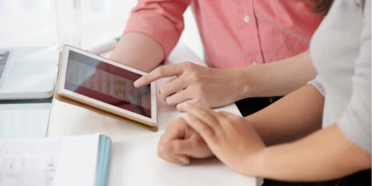 專業代辦團隊協助審核簽證申請資料，確保文件正確並由顧問一對一核對。