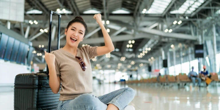 成功領取護照與簽證，旅客開心在機場準備出國，展現代辦服務的最終成果。